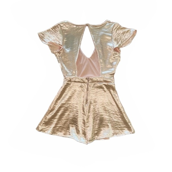 LIGHT PINK V-NECK BACKLESS SATIN ROMPER W/ BACK ZIPPER · SIZE S · NWT - Picture 4 of 10